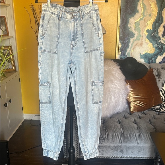 American Eagle Denim - American Eagle Outfitters Light Acid Wash Cargo Women Jeans